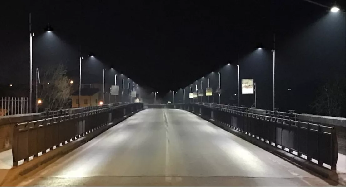 La nuova illuminazione sul ponte è stata accesa per la prima volta ieri sera