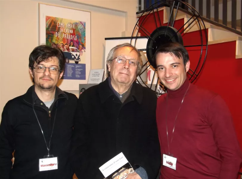 Sergio Arecco, al centro, con il presidente del cineclub buschese, Mattia Bertaina, a destra 
