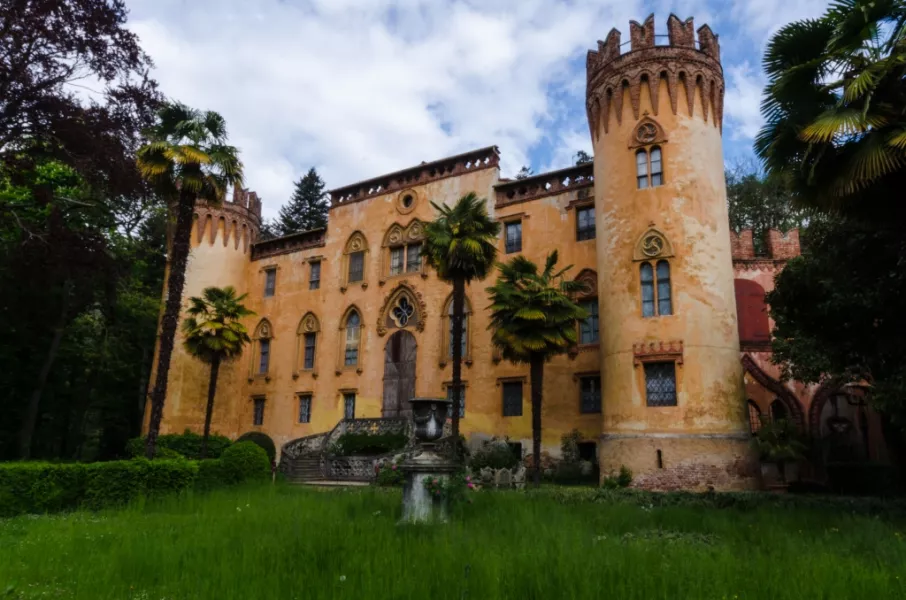 Il castello del Roccolo, in stile neogotico, è gestito dall'associazione omonima 