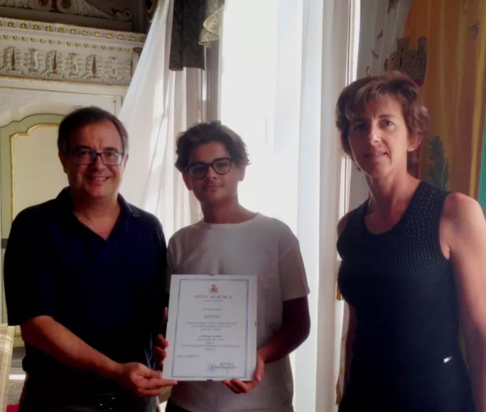 Alban LuKaj riceve la borsa di studio comunale intitolata al benefattore e insegnante di violino Mario Angelo Romagna
