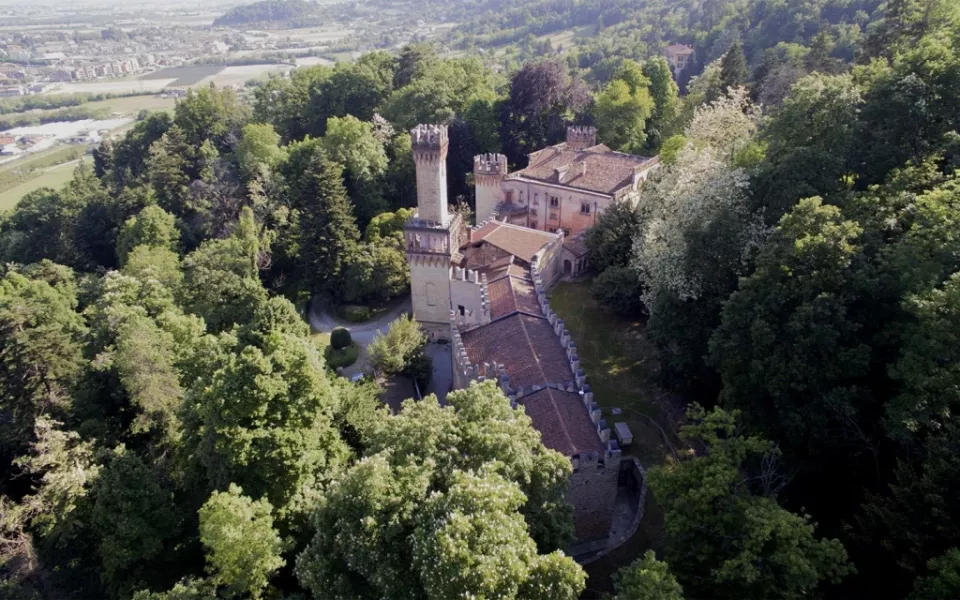 Il castello e il parco del Roccolo visti da un drone