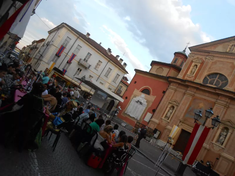 Piazza della Rossa, cuore della città e teatro all'aperto degli spettacoli estivi