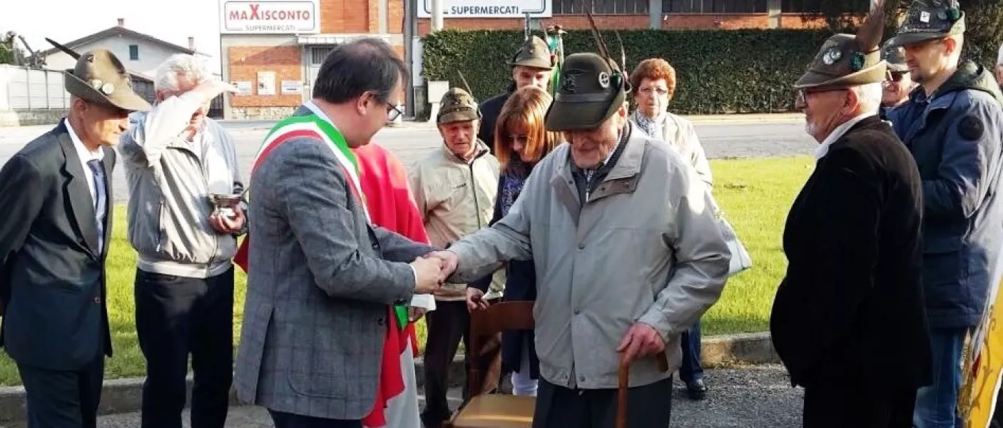 Il sindaco, Marco Gallo, saluta Giuseppe Fornero, Alpino buschese reduce della campagna di Russia