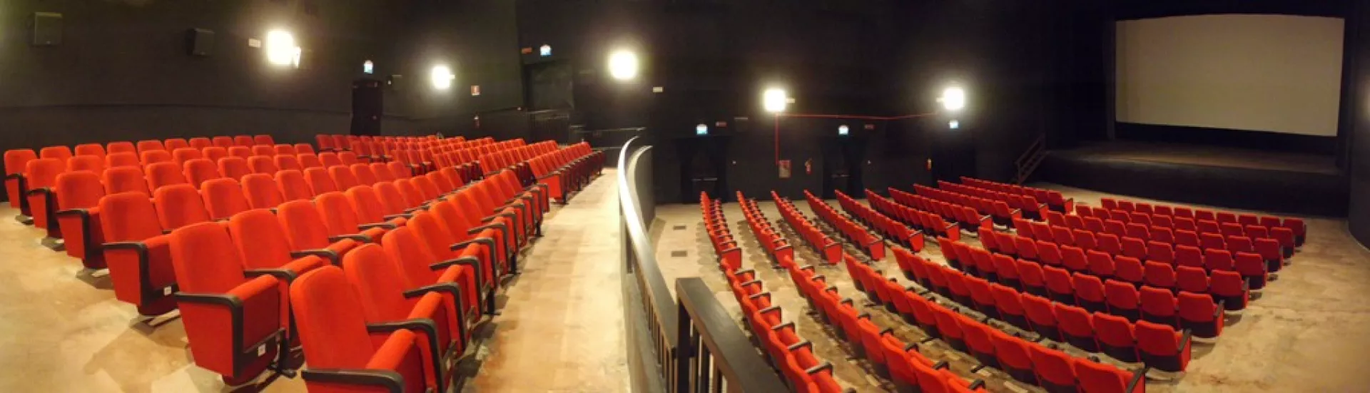 Galleria e platea del cinema-teatro Lux