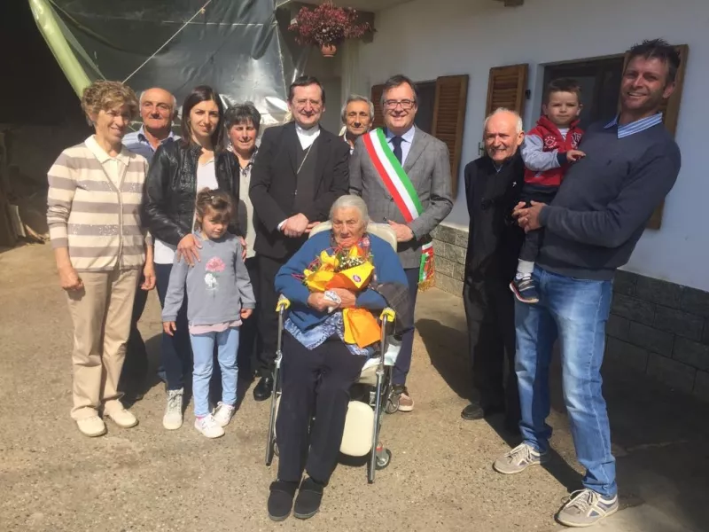 La signora Felicita Busso con il sindaco, il parroco, il vescovo e i famigliari