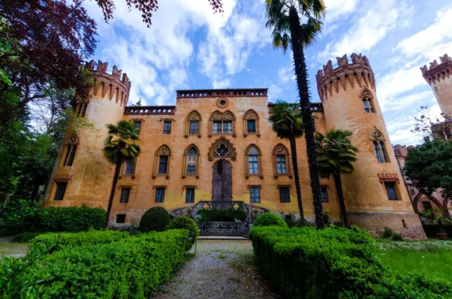 Il castello e il parco del Roccolo sono gestiti dall'omonima associazione, d'intesa con la proprietà e il Comune di Busca