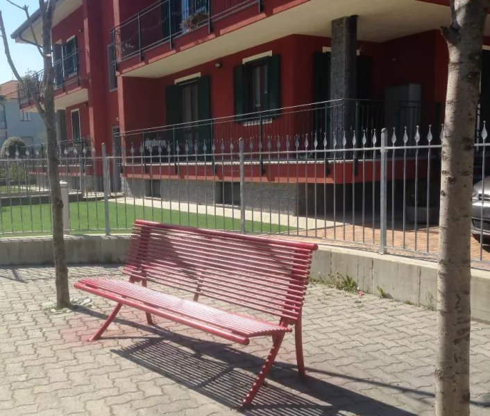 La Panchina Rossa: è all’angolo fra viale Concordia e via Mazzini 