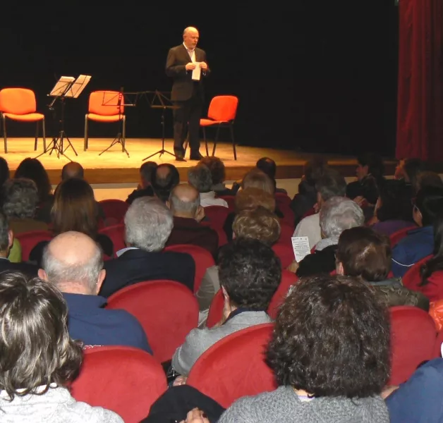 Il presidente Antonello Lerda dà il benvenuto al pubblico del Teatro Civico in occasione di uno dei concerti della stagione artistica dell'associazione Amici della Musica
