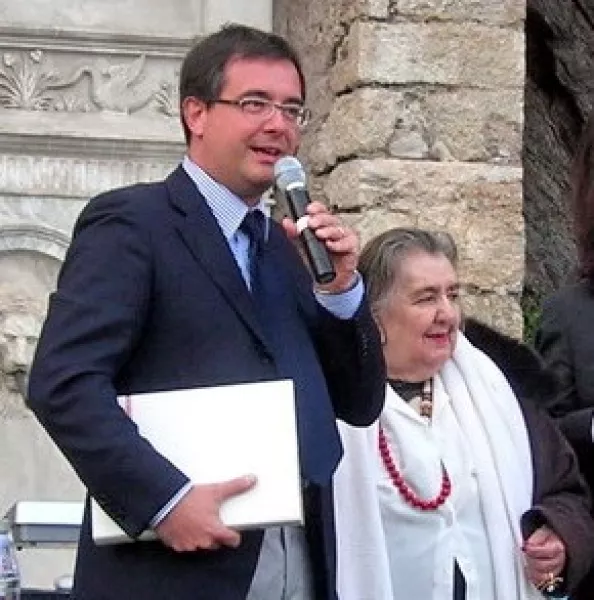 4 maggio 2008, Alda Merini è ospite a Busca al Castello del Roccolo. Qui con il sindaco Marco Gallo, allora assessore alla Cultura