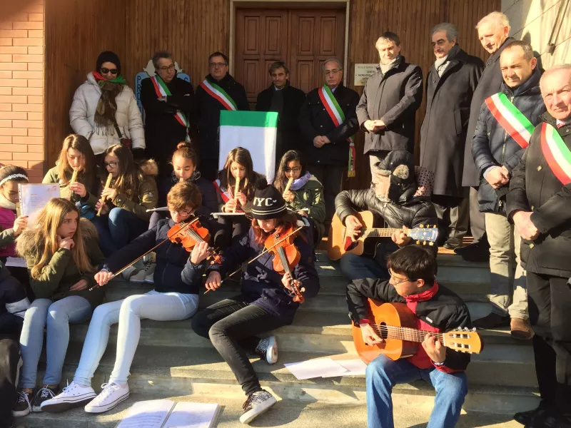 I ragazzi delle scuole medie di Busca e Costigliole Saluzzo hanno partecipato alla celebrazione con musica e letture  