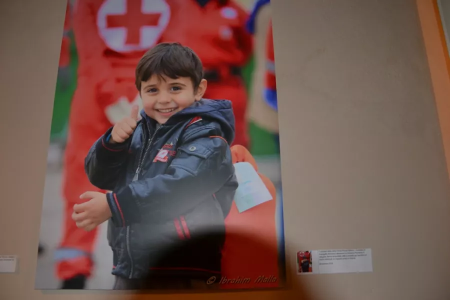 Il bambino siriano Muhammad che vive in un campo profughi in Grecia, in uno dei più recenti scatti di Ibrahim Malla. In mostra in Casa Francotto