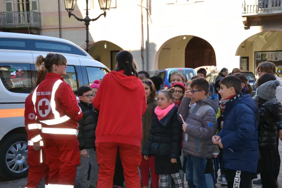 I bambini visitano i mezzi della Cri parcheggiati per l'occasione in piazza della Rossa