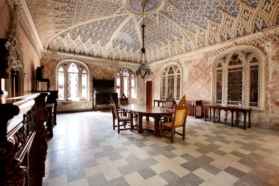 La sala da pranzo del castello del Roccolo. Il complesso è stato oggetto di una recente grande opera di recupero tramite l'utilizzo di fondi europei