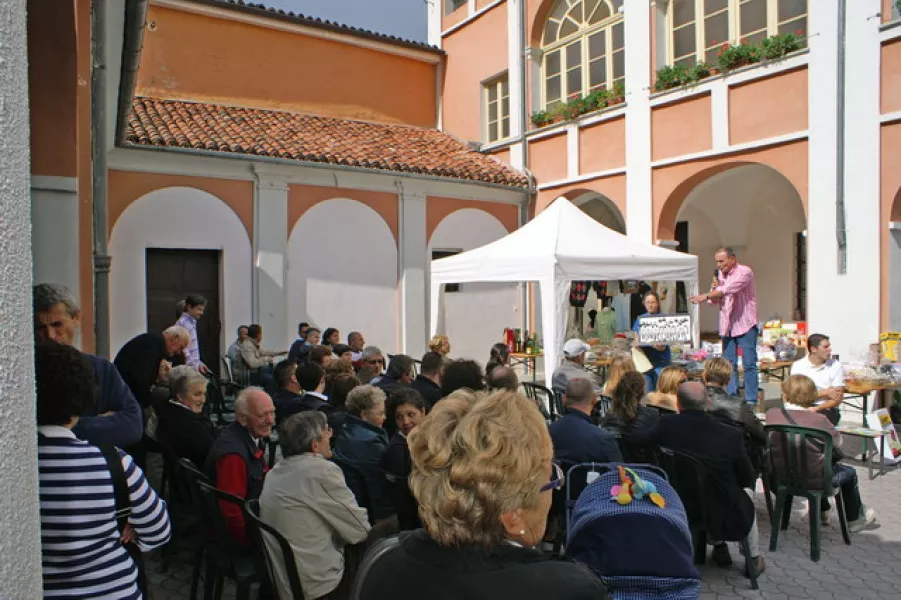 Un momento di una festa con giochi all'oratorio parrocchiale in via Cadorna