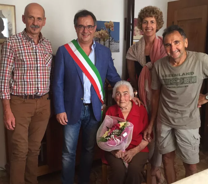 Il sindaco Gallo e gli assessori Eandi e Donadio  con la signora Eugenia e suo figlio Franco