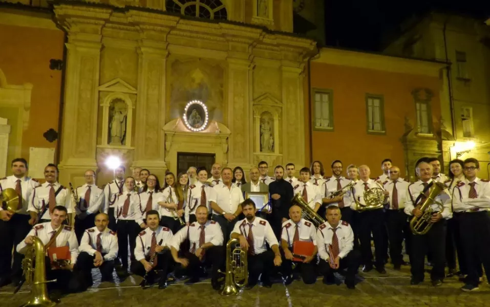 Il Complesso Bandistico di Castelletto di Busca sotto l'effige della Madonnina in piazza della Rossa