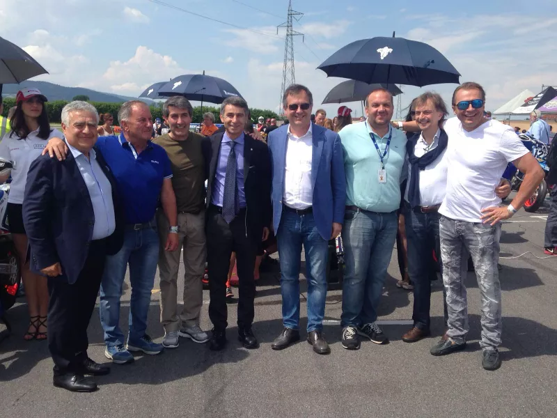 Il sindaco Marco Gallo, il vice-sindaco, Gianmichele Cismondi, l'assessore all Sport, Gian Franco Ferrero, con gli organizzatori del Gran Premio d'Italia di Supermoto