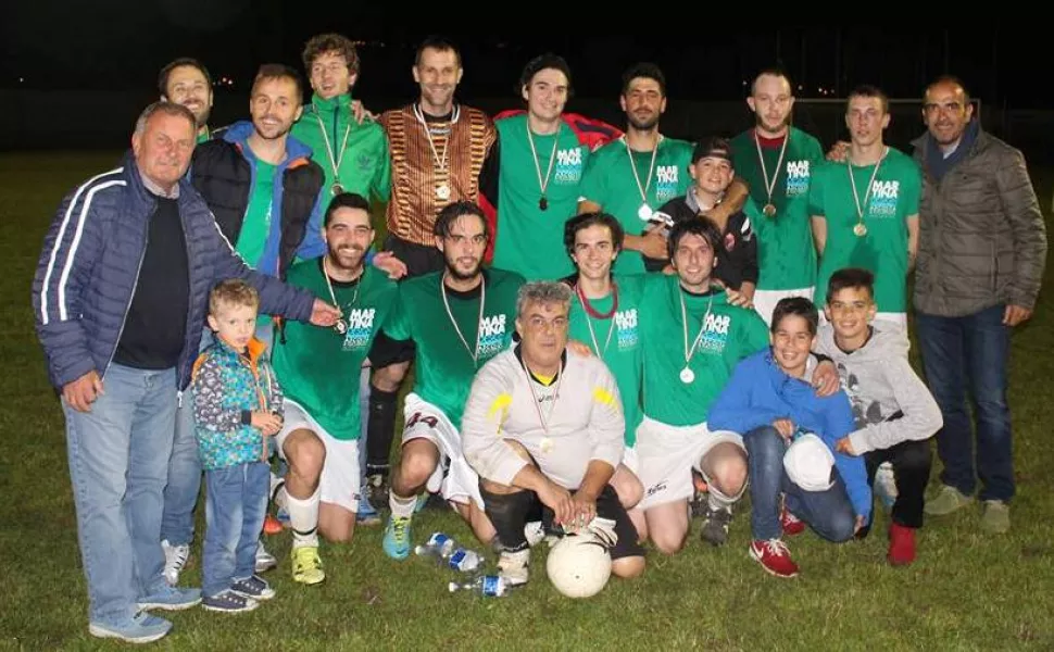 La squadra del calcio a sette che ha vinto la medaglia d'oro, con l'assessore a Manifestazioni e Sport Gian Franco Ferrero e i consiglieri comunali Paolo Comba e Diego Bressi