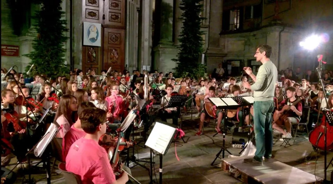 L'Orchestra Giovanile Provinciale a Cueno sabato scorso durante la direzione del professor Alberto Pignata di Busca