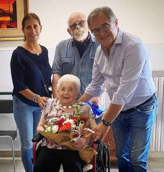 L'artista Maria Rosa Ravera Aira con il sindaco, Marco Gallo, e i dirigenti della casa di riposo cittadina di cui è ospite