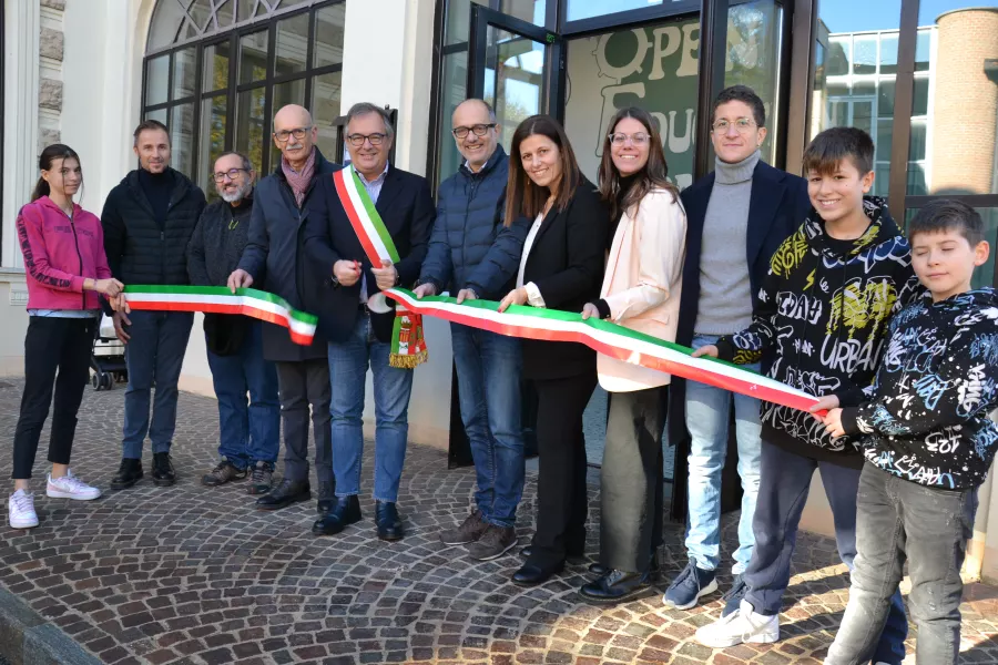 Inaugurato lo spazio socio-educativo rinnovato e ampliato al piano terreno della ex scuola elementare, in via Carletto Michelis. Il progetto è stato co-finanziato con il Comune dalla Fondazione CRC