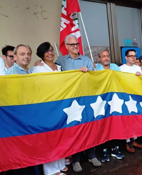 La buschese Maria Requena, fondatrice e presidente dell’associazione Venezuela in Piemonte con sede a Busca,  è stata, con la sua associazione, la promotrice, venerdì scorso, 2 agosto di un sit-in a Torino