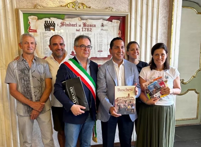 Augustín Gonzales, sindaco Cruz Alta,  nel palazzo comunale con il sindaco, Marco Gallo, l’ex sindaco Luca Gosso, gli assessori Beatrice Aimar, Diego Bressi, Lucia Rosso e il presidente del Comitato del gemellaggio, Giuseppe Perucca