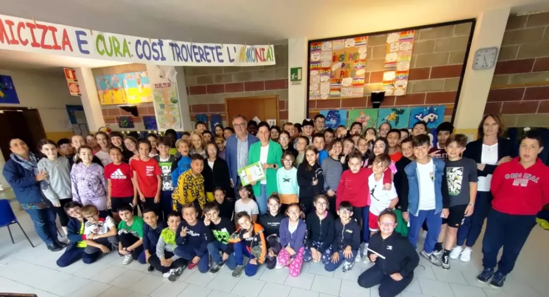 Sindaco e assessora con le classi di quinta della scuola primaria del capoluogo