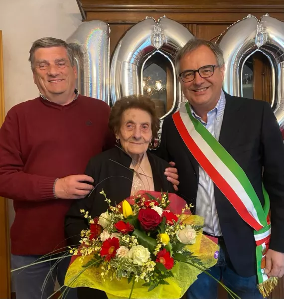 Il sindaco, Marco Gallo, e il parroco, don Roberto Bruna, hanno portato gli omaggi della Città e della comunità dei fedeli alla signora Anna Gautero, che oggi ha spento 100 candeline