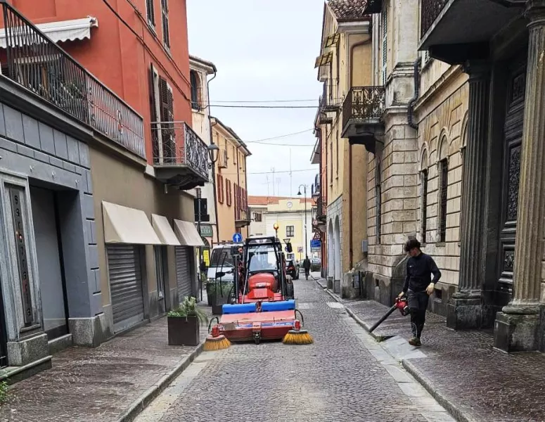 Una giornata di pulizia straordinaria delle strade del centro