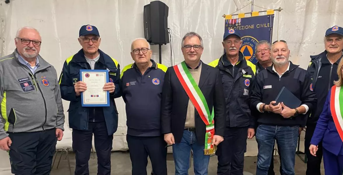 Il sindaco Marco Gallo con il coordinatore della Portezione civile comunale di Busca Antonio Beoletto alla cerimonia di sabato scorso a Fossano