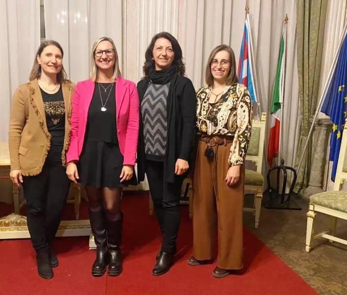 Il nuovo cda composto da Lorella Flego, presidente (seconda da sinistra),  Roberta Andreis, Tiziana Milone, Sara Villa. Ne fa parte inoltre il vicario, don Roberto Bruna