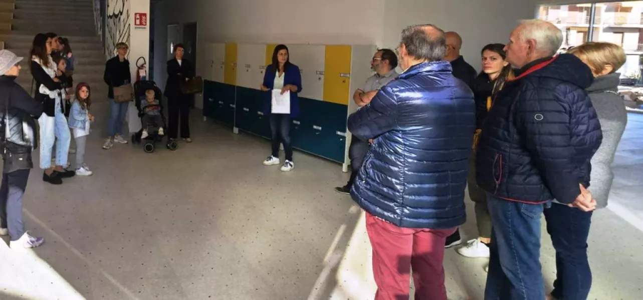 Il sndaco Ezio Donadio, l’assessora all’Istruzione Lucia Rosso e il dirigente Davide Martini hanno accompagnato le visite alla nuova scu