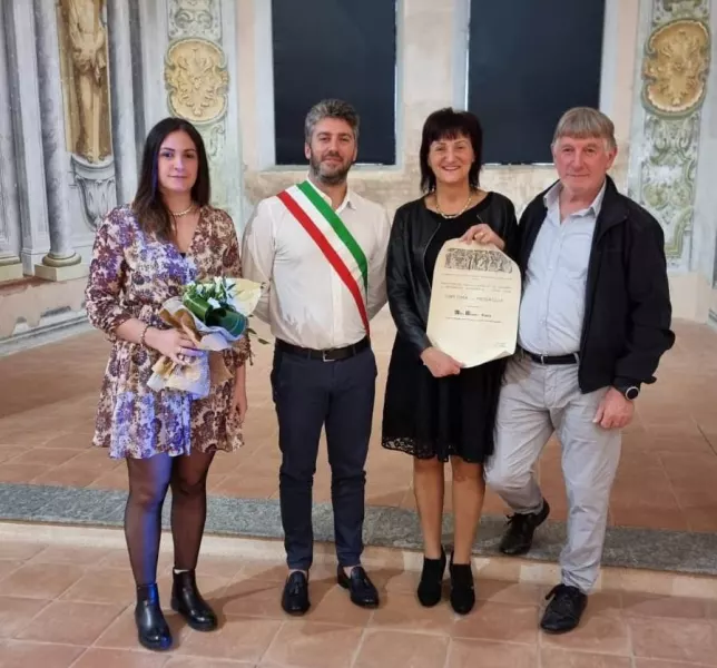 La premiata Elda Rosso con la sua famiglia e l'assessore Giovanni Cismondi 