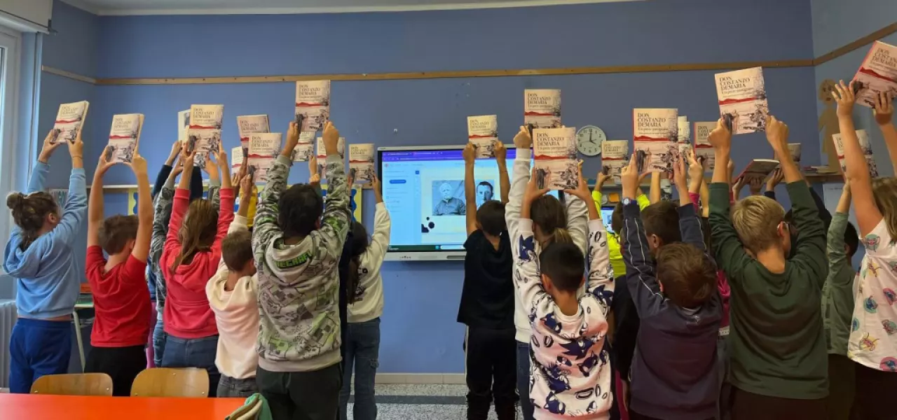 Donata una copia del libro sul prete partigiano ai bambini di quinta