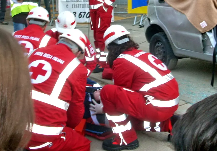 Dimostrazione di un intervento su incidente stradale dei volontari della Cri Busca 