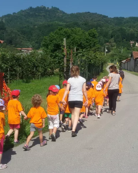 I bambini in passeggiata verso la collina