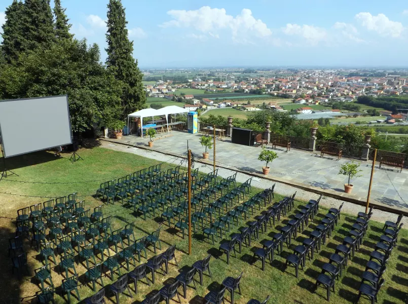 Cinema sotto le stelle sulla terrazza del castello del Roccolo