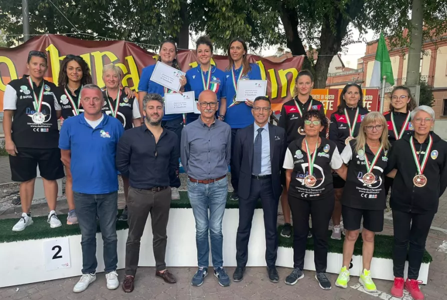 La premiazione delle terne A femminili con il sindaco Ezio Donadio e il consigliere comunale Giovanni Cismondi