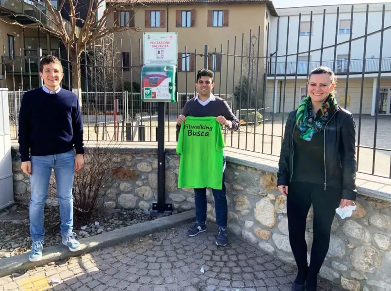 Jacopo Giamello con Valter Marino e Franca Aimar, due degli organizzatori della Fitwalking solidale,  i cui proventi di una scorsa edizione hanno, tra l'altro, finanziato una delle tante postazioni Dae disseminate sul territorio comunale