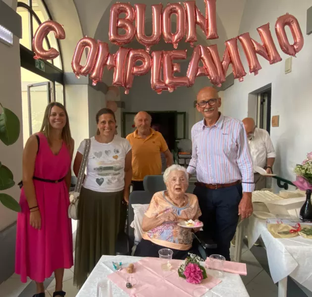 Il sindaco Ezio Donadio, la vicesindaca Beatrice Aimar, l’assessora alla Cultura Lucia Rosso hanno portato ieri, domencia 25 agosto, gli auguri dei buschesi all’artista Maria Rosa Ravera Aira, ospite nella casa di riposo cittadina, nel giorno in cui ha spendo cento candeline