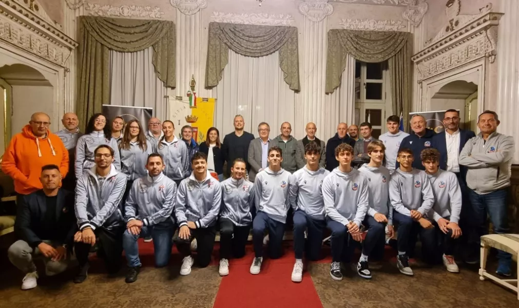 Venerdì scorso, 10 novembre l’associazione Volley Busca è stata ospitata nella sala consiliare del dal Palazzo comunale dal il sindaco, Marco Gallo, e dall’assessore allo sport Diego Bressi. L’occasione è servita per sottolineare la nuova collaborazione dell’associazioni buschese con il Cuneo Volley, presenti i due presidenti, Valter Rosso e Gabriele Costamagna, insieme alle rispettive delegazioni delle serie D femminile e maschile