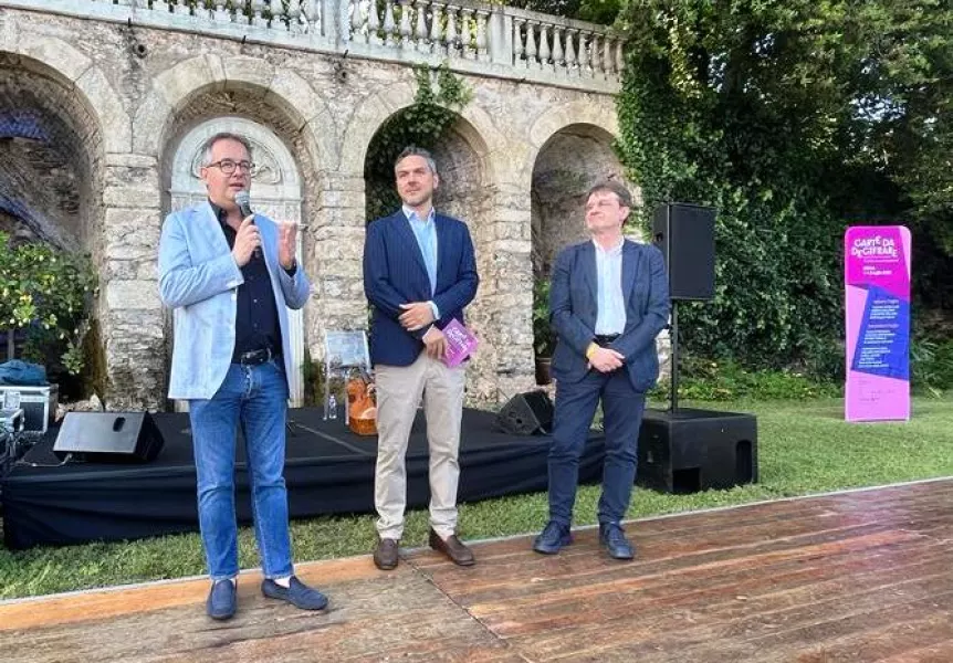 Il sindaco, Marco Gallo, saluta il pubblico sulla terrazza del parco del Roccolo