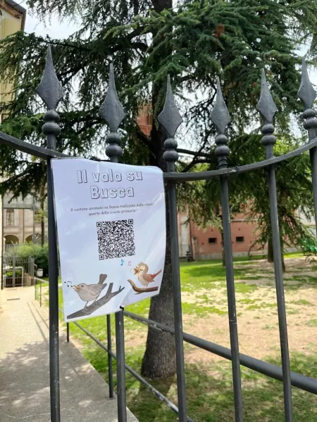 Tutti possono notare per le vie della città un cartello con Qr code che  invita ad andare a vedere il cartone animato “Il volo su Busca” realizzato dalle classi quarte della scuola primaria del “Carducci”