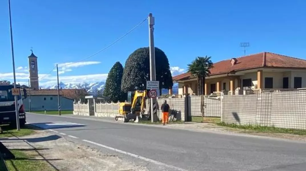 Si sta lavorando alla posa di un semaforo ”intelligente” in frazione Bosco 