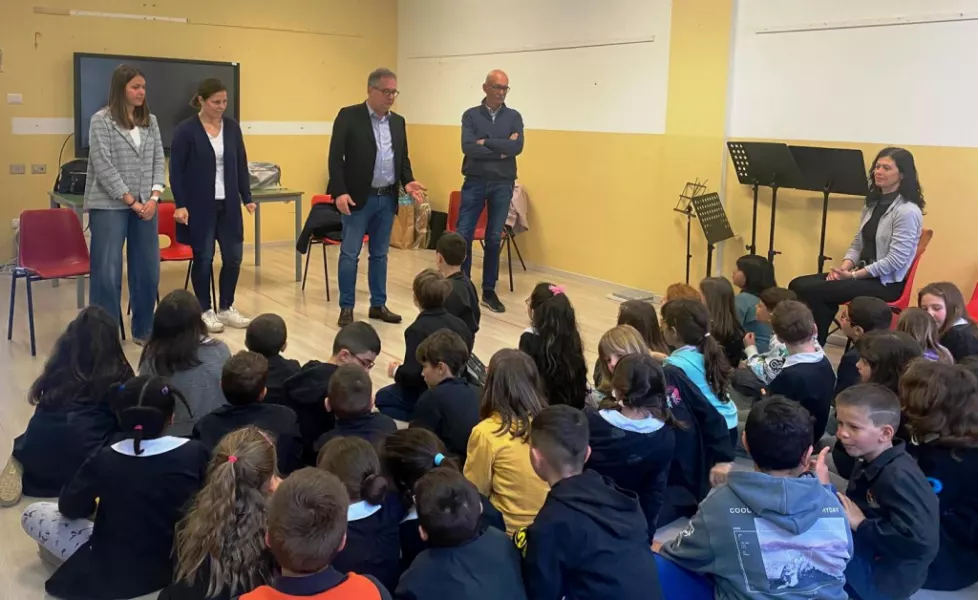 Il sindaco, Marco Gallo, e gli assessori Ezio Donadio, Lucia Rosso e Beatrice Aimar hanno incontrato questa mattina alcune classi della scuola primaria del capoluogo nell’ambito degli appuntamenti periodici nelle scuole che ha contraddistinto il mandato amministrativo che si sta per concludere