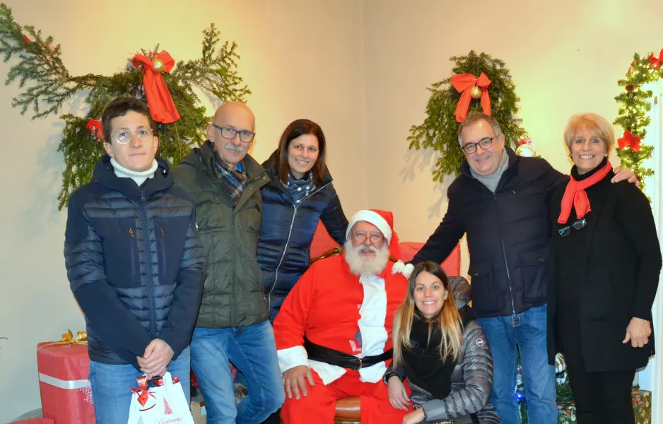 Gli amministratori comunali ieri nella casa di Babbo Natale