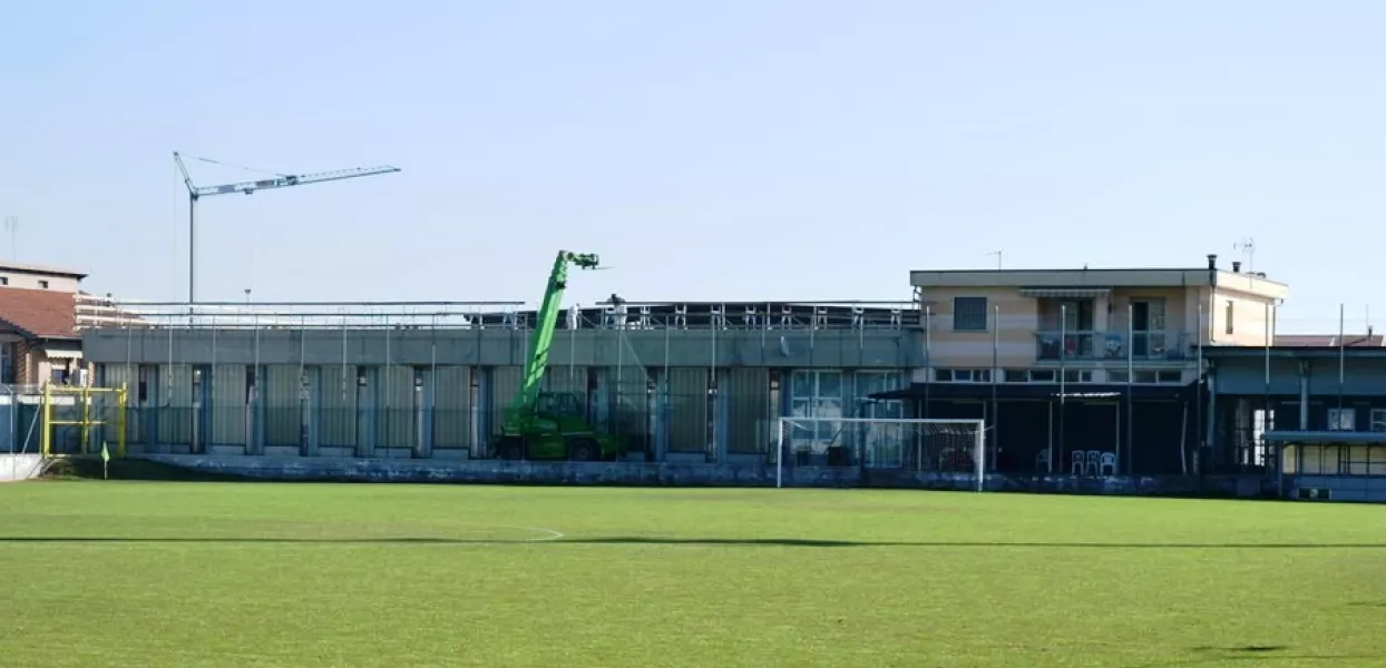 I lavori di installazione degli impianti fotovoltaici sul tetto della bocciofila comunale