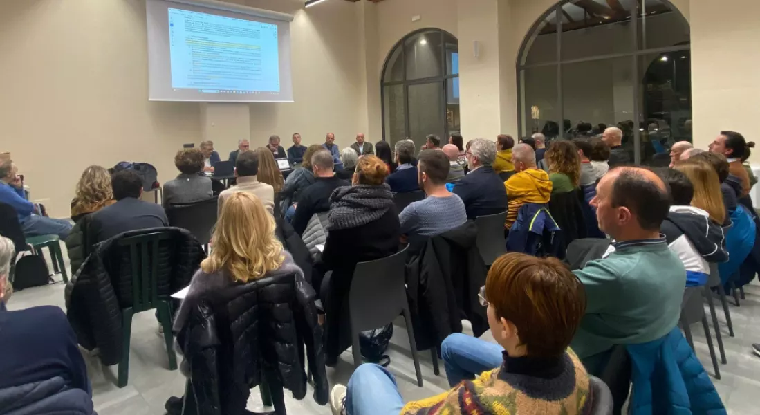 Una serata molto partecipata si è tenuta ieri nella sala Incontri Porta Santa Maria per  la presentazione del bando comunale di assegnazione dei contributi alle imprese del Distretto urbano del commercio di Busca