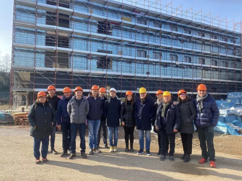 Ieri mattina il sindaco, Marco Gallo, e alcuni componesti della giunta e  del consiglio comunale hanno visitato il cantiere del polo scolastico 